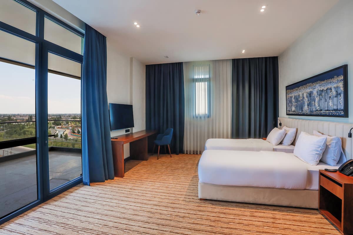 Minibar, in-room safe, laptop workspace, blackout curtains