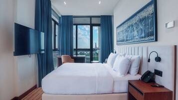 Room, 1 King Bed, Balcony | Minibar, in-room safe, laptop workspace, blackout drapes