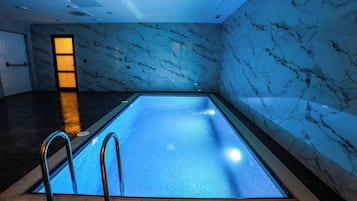 Una piscina cubierta