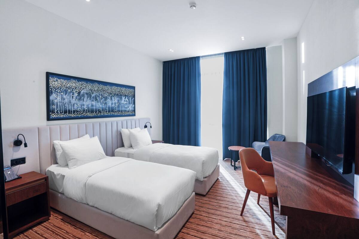 Minibar, in-room safe, laptop workspace, blackout curtains