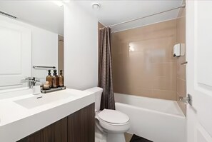 Bathroom - Majestic Suites- The York (Toronto)