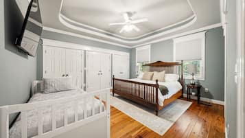 6 bedrooms, iron/ironing board, WiFi, bed sheets