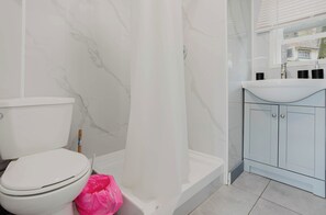 Bathroom - 1 Bedroom Cottage IX: PL (Gravenhurst)