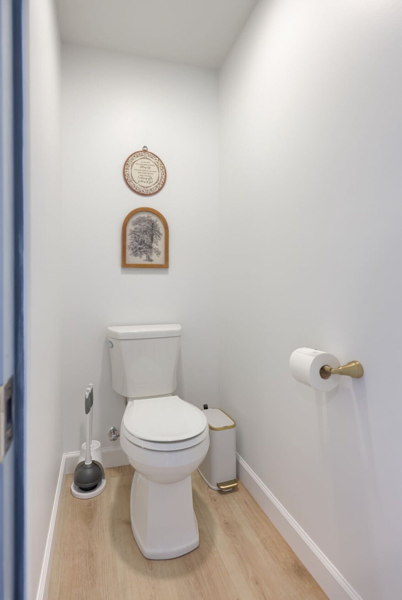 Un baño pequeño y limpio con inodoro, bidé y dispensador de papel higiénico.