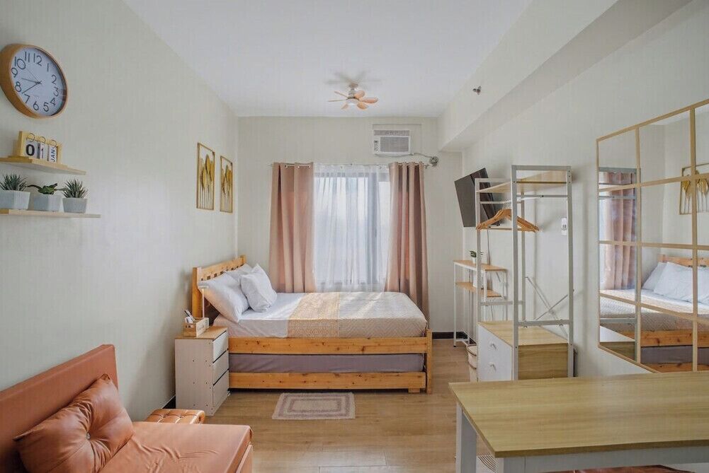 Iron/ironing board, bed sheets