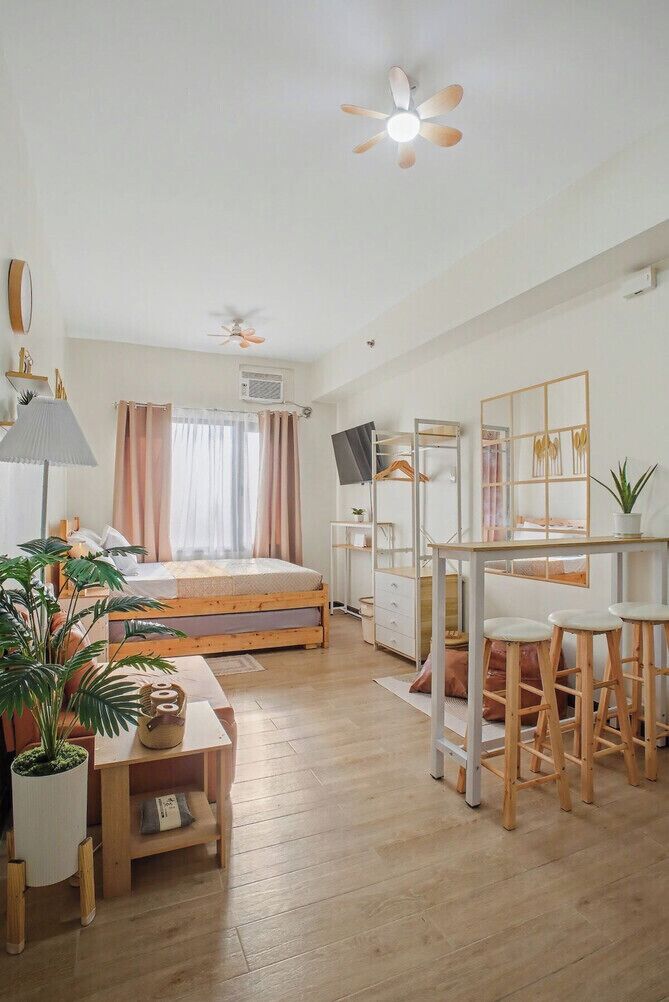 Iron/ironing board, bed sheets
