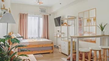 Iron/ironing board, bed sheets