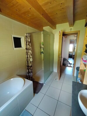 Un baño con bañera, ducha y retrete.
