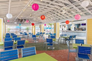 Outdoor dining - 2 bedroom, 2 bath Resort Villa in Beautiful Orlando, Florida with room for 8 (Orlando)