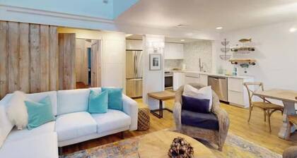 Lakeview 3 BR Townhome with Fireplace and Deck
