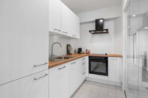 Wasserkocher mit Kaffee-/Teezubehör, Kühlschrank, Ofen, Herdplatte