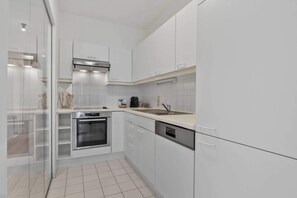 Wasserkocher mit Kaffee-/Teezubehör, Kühlschrank, Herdplatte