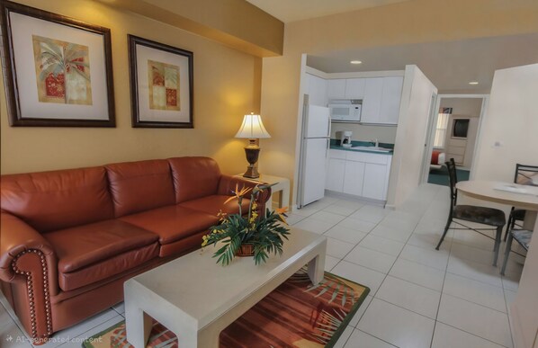 Living area - Beautiful 2-bedroom resort minutes to Disney & Universal (Kissimmee)