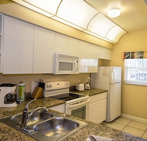 Private kitchen - Beautiful 2-bedroom resort minutes to Disney & Universal (Kissimmee)