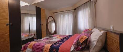 3 bedrooms, iron/ironing board, WiFi, bed sheets