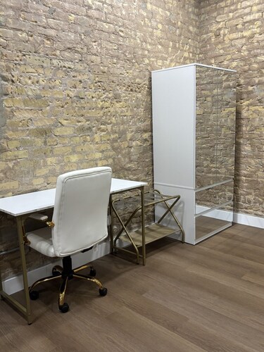 Charming Exposed Brick Apartment Near Hotspots