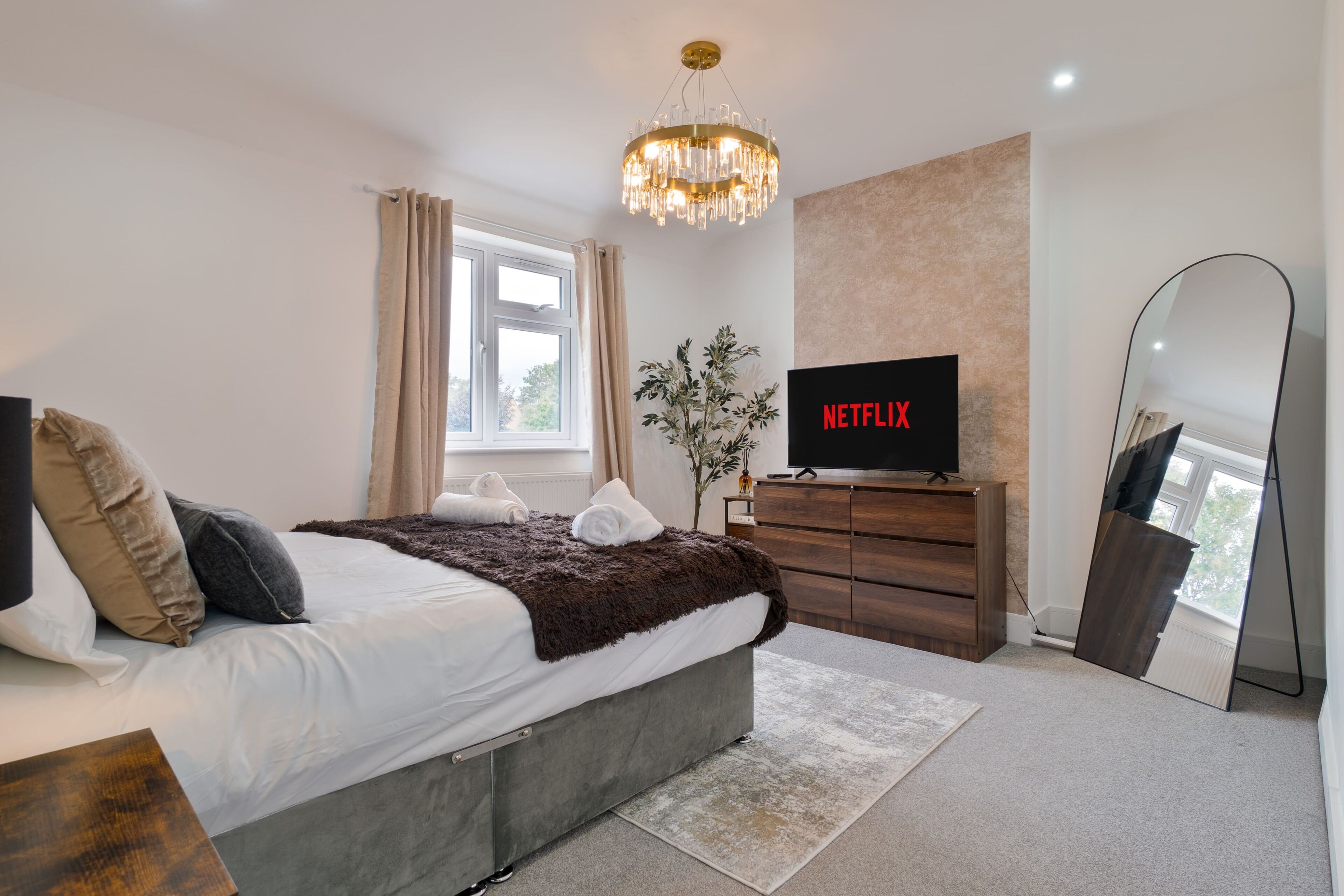 4 bedrooms, iron/ironing board, WiFi (free), bed sheets