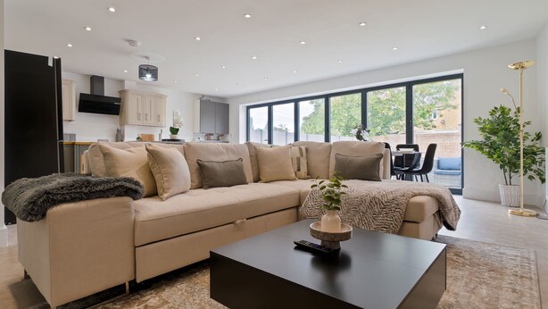 TV, books - Luxury Marsh View Retreat | Sleeps 10 | Parking (Conyer)