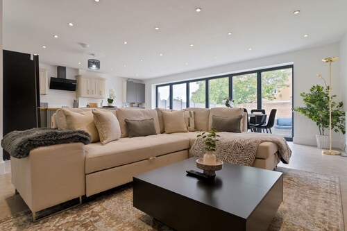 Luxury Marsh View Retreat | Sleeps 10 | Parking
