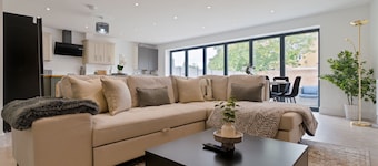 Luxury Marsh View Retreat | Sleeps 10 | Parking