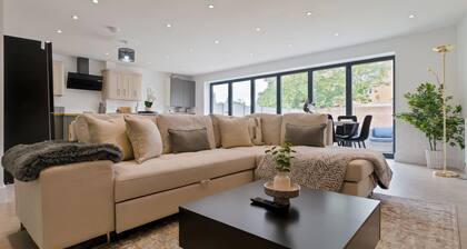 Luxury Marsh View Retreat | Sleeps 10 | Parking