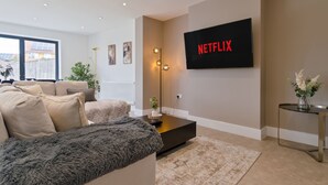 TV, books - Luxury Marsh View Retreat | Sleeps 10 | Parking (Conyer)