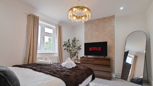 4 bedrooms, iron/ironing board, free WiFi, bed sheets - Luxury Marsh View Retreat | Sleeps 10 | Parking (Conyer)