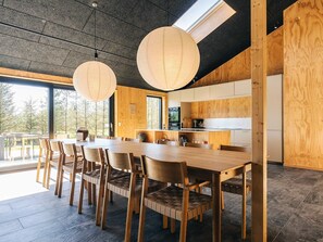 Eine moderne Küche mit Holzschränken und einer großen Kochinsel.