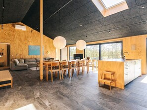 Ein modernes Interieur mit Essbereich, Küche und Sitzgelegenheit.