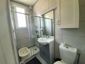 Bathroom - Vrbo Property (Chisseaux)