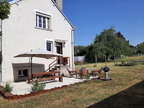 Outdoor dining - Vrbo Property (Chisseaux)