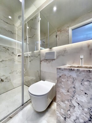 Bathroom - Vrbo Property (Lisboa)