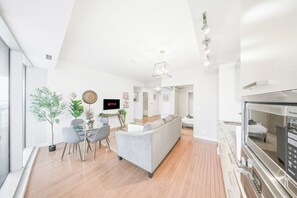 Interior - Upscale 3BR/2BA | Cold Plunge · Sauna · Steam | Parking | Downtown Toronto (Toronto)