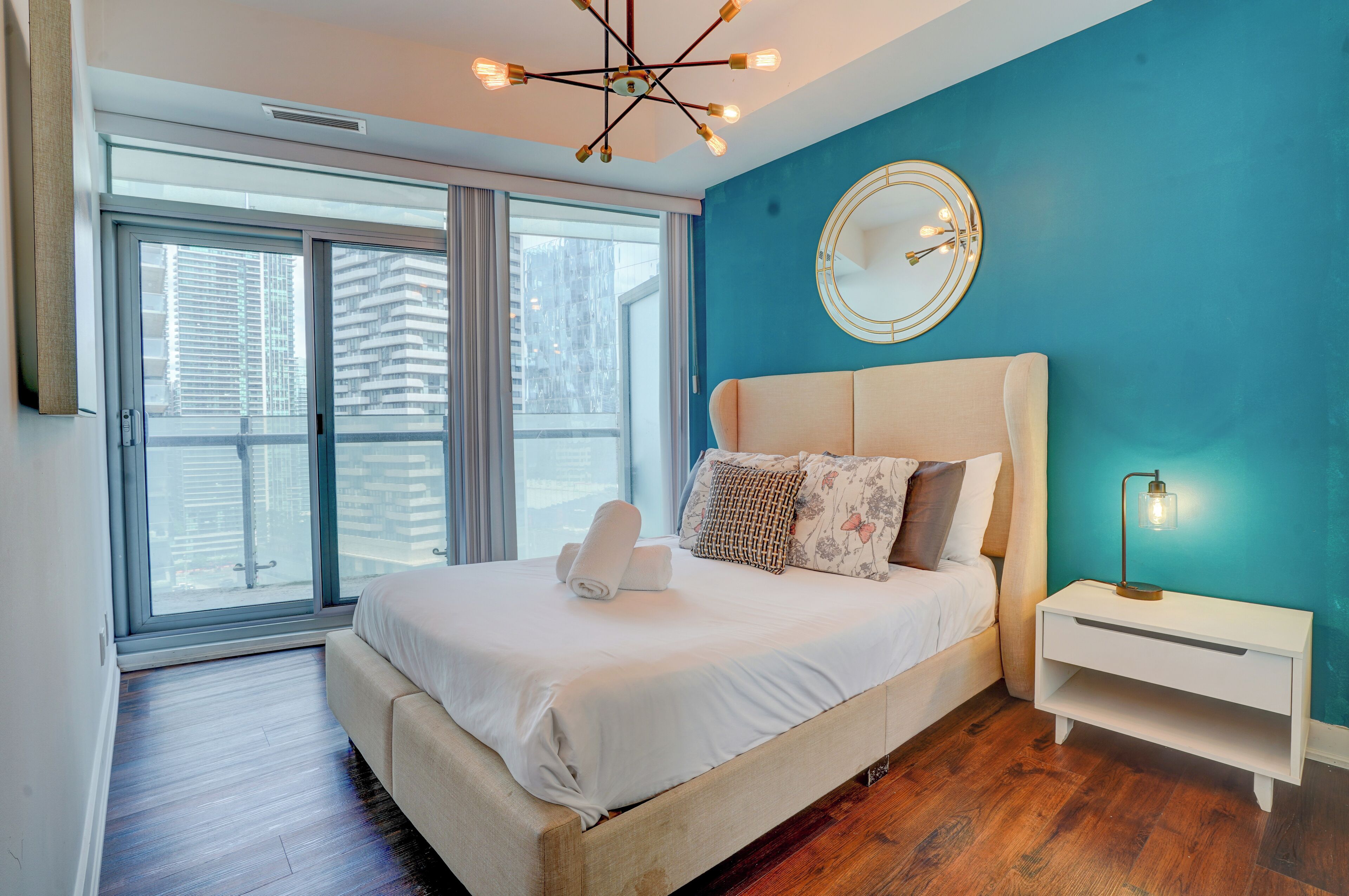 3 habitaciones, tabla de planchar con plancha, wifi y ropa de cama 