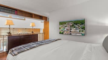 3 soverom, skrivebord, strykejern/-brett og reiseseng for barn