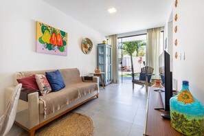 Comfort-Apartment | Wohnbereich | 40-Zoll-Smart-TV mit Digitalempfang