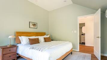 Desk, travel cot, WiFi, bed sheets