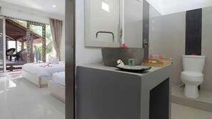A modern bathroom with a large mirror, a sink, and a toilet. - CJs House Gili Trawangan (Gili Trawangan)