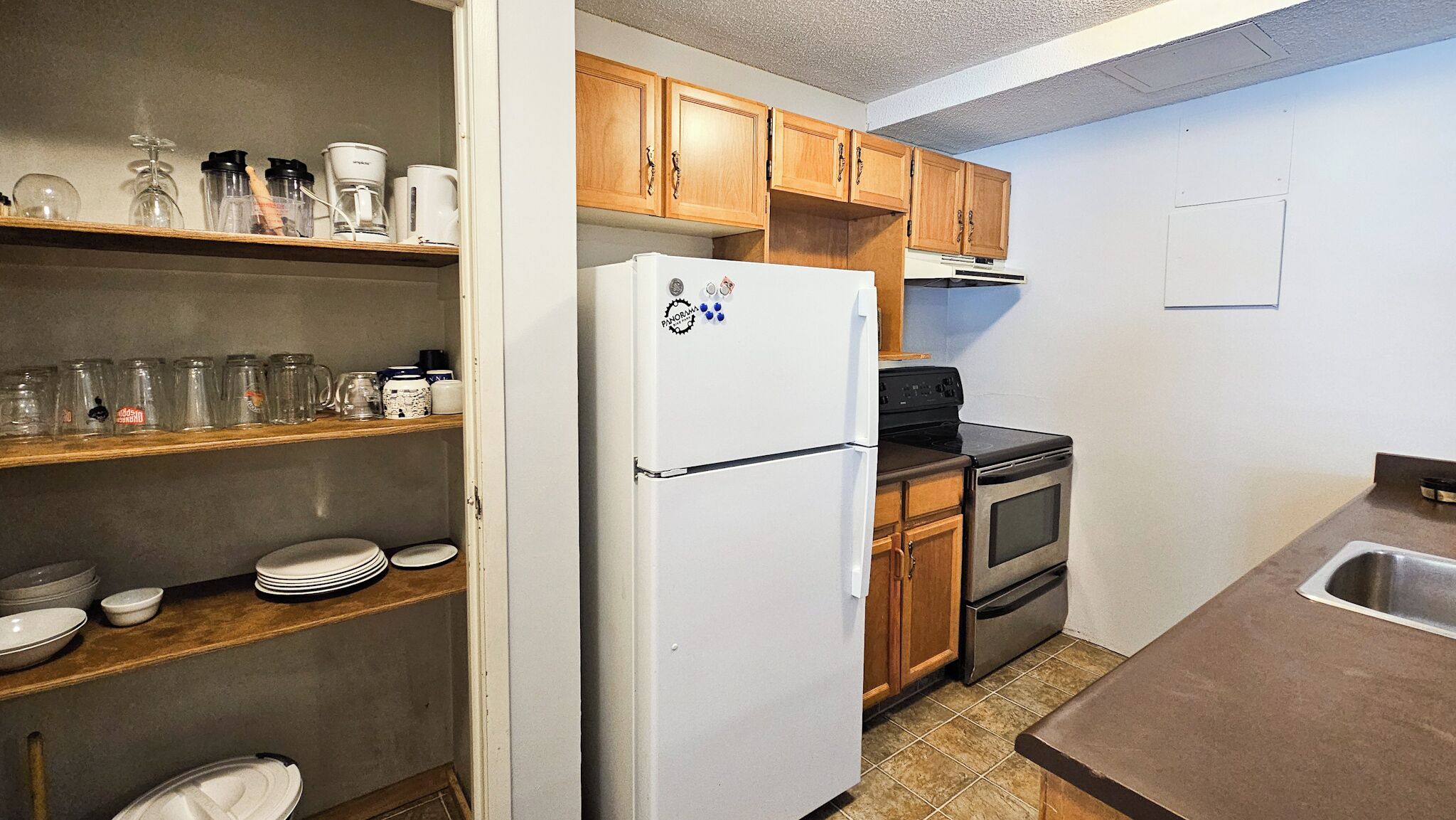 Coffee/tea maker, fridge, microwave, oven