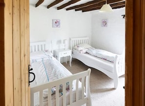 4 bedrooms, iron/ironing board, free WiFi, bed sheets