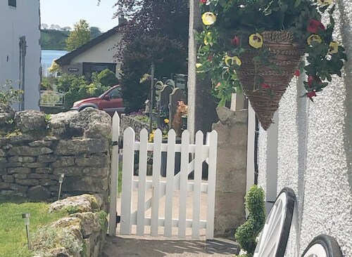 Lakeside Cottage - Sleeps 8 - Garden