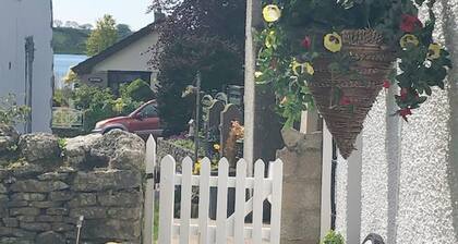 Lakeside Cottage - Sleeps 8 - Garden