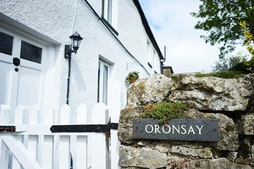 Lakeside Cottage - Sleeps 8 - Garden