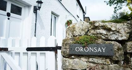Lakeside Cottage - Sleeps 8 - Garden