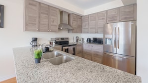 Private kitchen - 2 Bedroom plus Den short drive to wonderland and Toronto (Brampton)