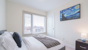 3 bedrooms, iron/ironing board, Internet, bed sheets - 2 Bedroom plus Den short drive to wonderland and Toronto (Brampton)