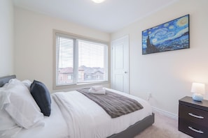 3 habitaciones, tabla de planchar con plancha, internet y ropa de cama