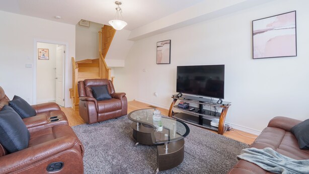 Living area - 2 Bedroom plus Den short drive to wonderland and Toronto (Brampton)