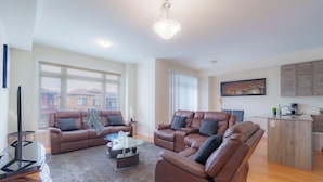 Living area - 2 Bedroom plus Den short drive to wonderland and Toronto (Brampton)