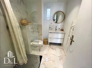 Bathroom - Vrbo Property (Nice)